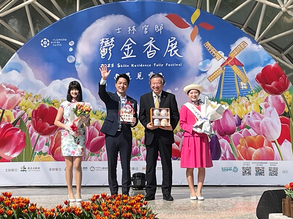 Presentation of commemorative gifts